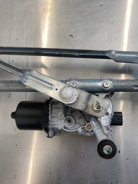 LV63RRU-FRONT WIPER MOTOR AND LINKAGE-2